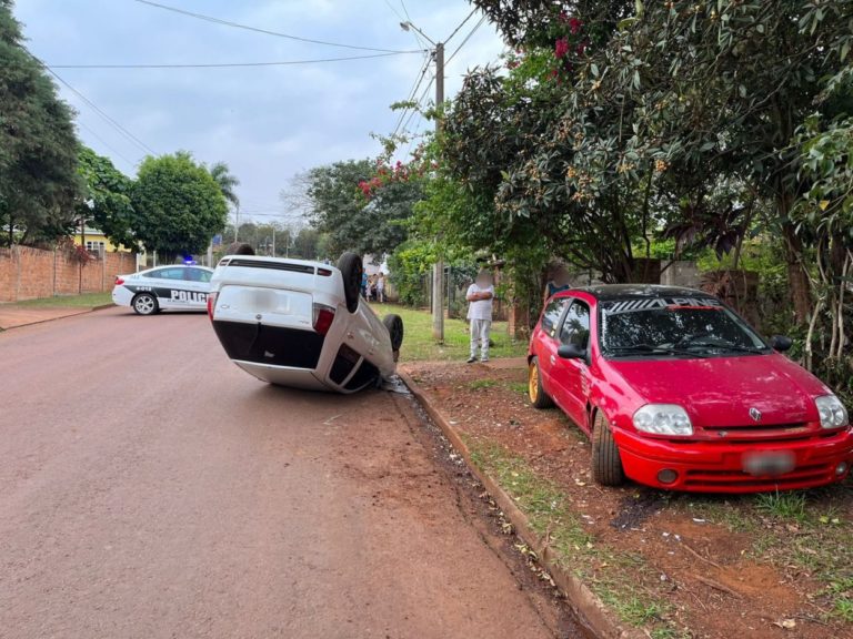 Despiste, vuelco y colisión vehicular en Eldorado imagen-1