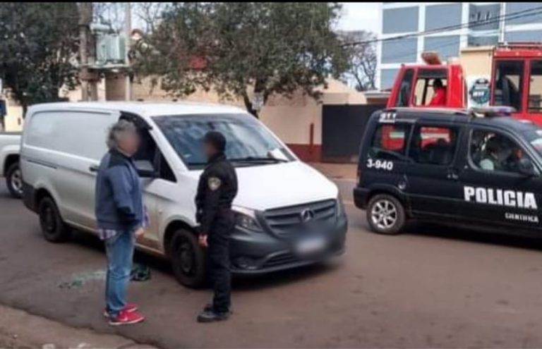 Un hombre murió dentro de una furgoneta, frente a la División Bomberos de Oberá imagen-22