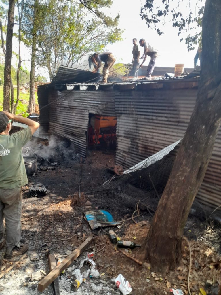 Se incendió parte del galpón de un aserradero imagen-12