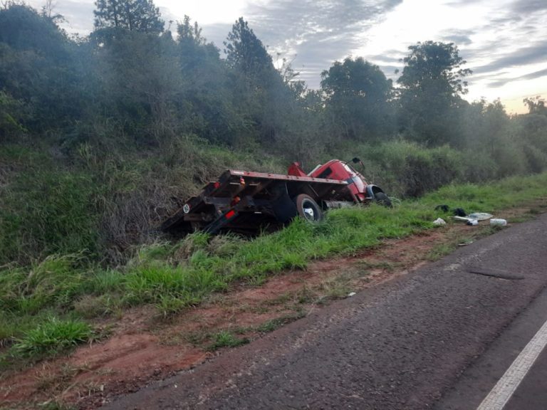 Despistó un camión con carga de materiales en la ruta 4 tras explotar neumático imagen-10