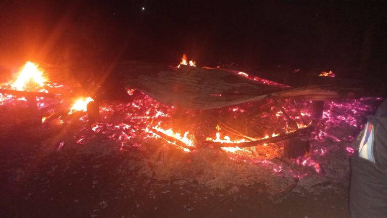 Incendio destruyó una vivienda de madera pre fabricada y sospechan que fue intencional imagen-34