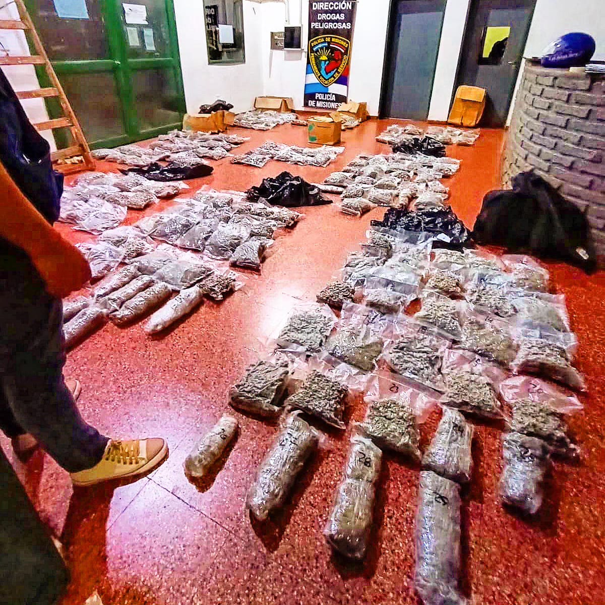 Operativo policial encubierto reveló escondite con más de 100 kilos de marihuana imagen-1