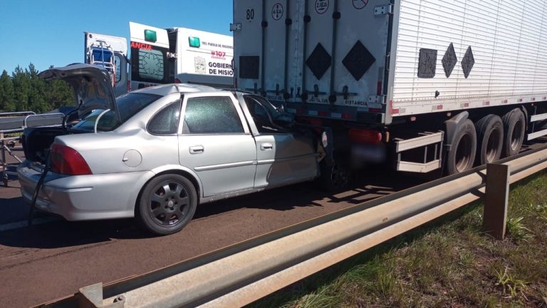 Un auto terminó incrustado debajo de un camión en la Ruta 12 By Pass, hay un lesionado imagen-45