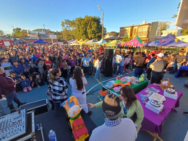 Más de 800 chicos disfrutaron su día en la Chacra 189 con el agasajo de la Clínica del Juguete y la comisión vecinal imagen-42