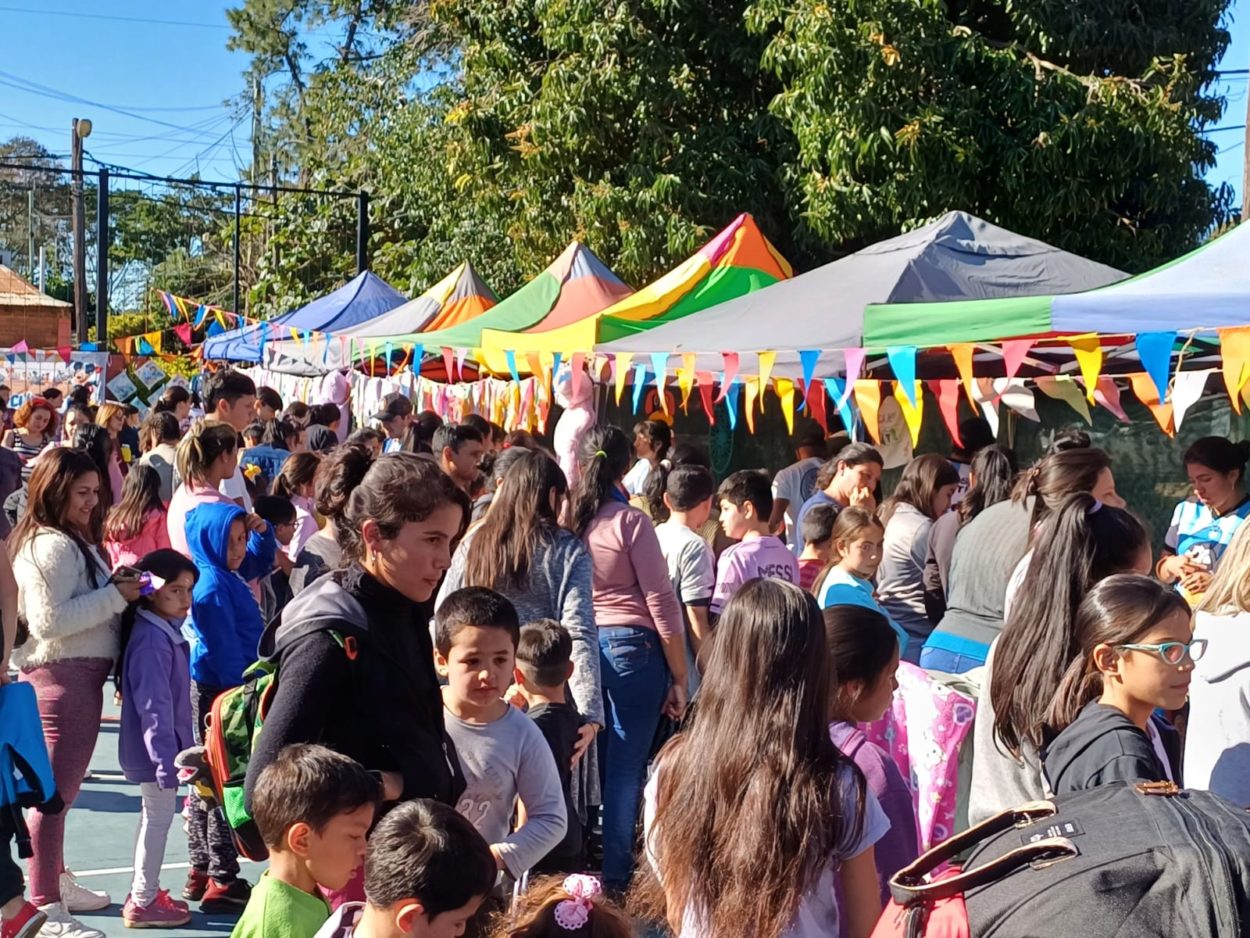 Más de 800 chicos disfrutaron su día en la Chacra 189 con el agasajo de la Clínica del Juguete y la comisión vecinal imagen-2