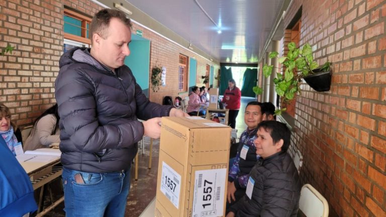 Elecciones 2023: El intendente Germán Burger voto en la Escuela Nº489 y destacó la normalidad de la jornada electoral en Campo Viera imagen-40