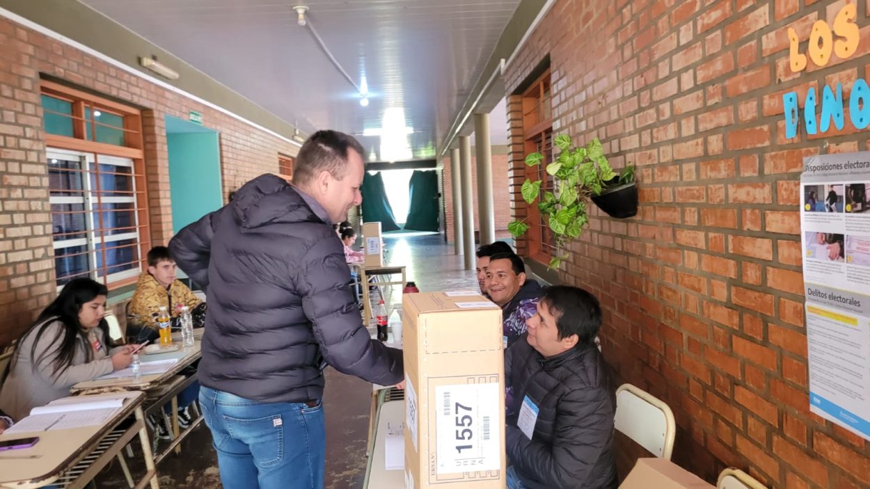 Elecciones 2023: El intendente Germán Burger voto en la Escuela Nº489 y destacó la normalidad de la jornada electoral en Campo Viera imagen-2