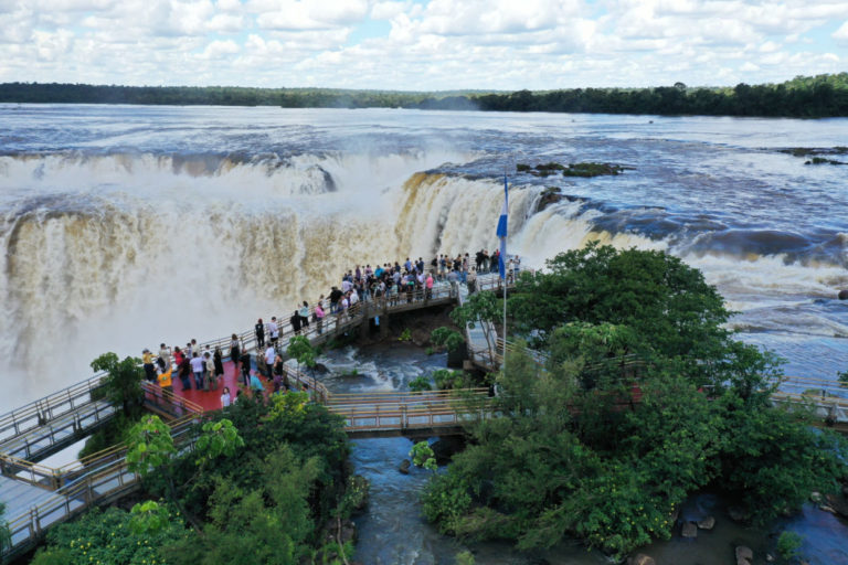 "Invitamos a todos los visitantes a recorrer las selvas y cada rincón del Parque Iguazú" imagen-3