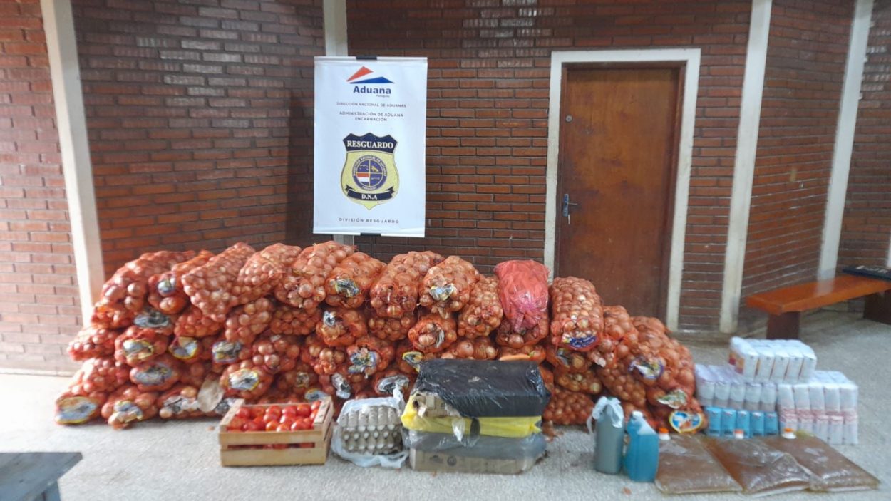 Aduana de Encarnación decomisó productos que pretendían ingresar a Paraguay de contrabando en la zona primaria imagen-1