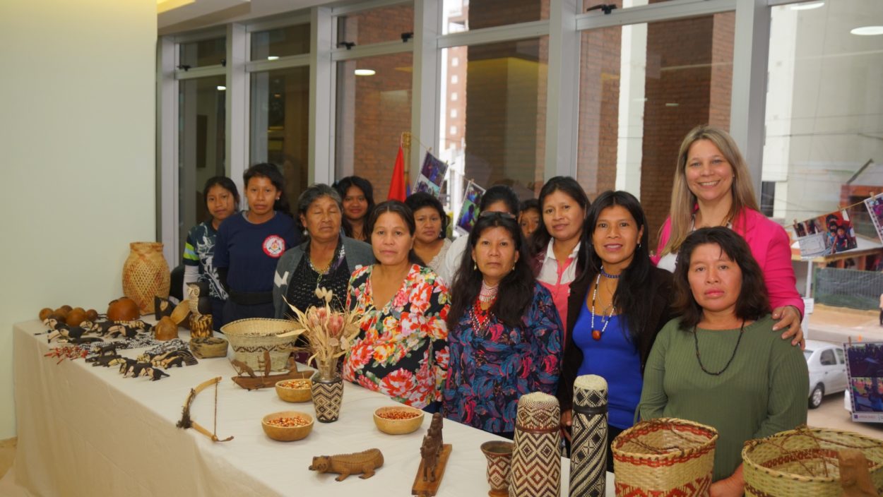 Muestra de artesanías en la Legislatura por el Día Provincial de la Mujer Mbya Guaraní imagen-1