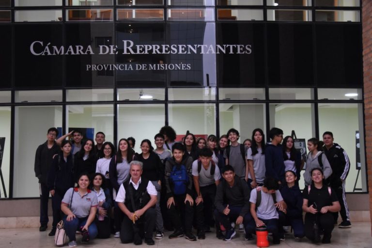 Disrupción, innovación y diversión: Estudiantes de Garupá visitaron la Legislatura con mucha emoción imagen-12