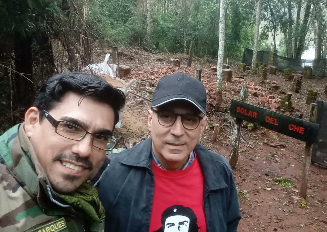 El Embajador de Cuba en Argentina plantó árboles, donó libros y artesanías en el Solar del Che Guevara de Caraguatay imagen-2