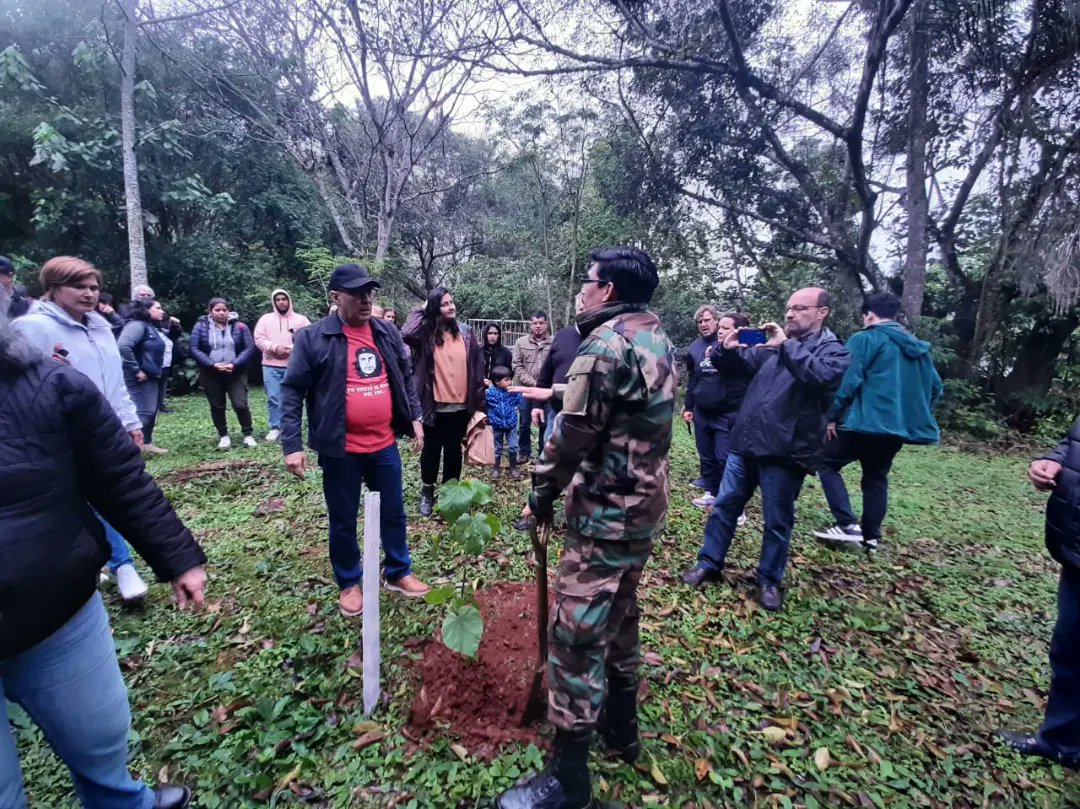 El Embajador de Cuba en Argentina plantó árboles, donó libros y artesanías en el Solar del Che Guevara de Caraguatay imagen-1