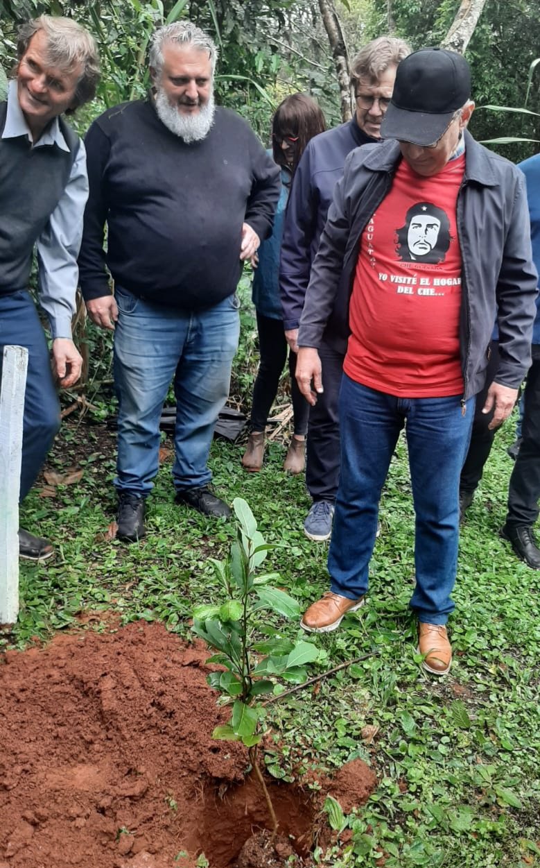 El Embajador de Cuba en Argentina plantó árboles, donó libros y artesanías en el Solar del Che Guevara de Caraguatay imagen-6