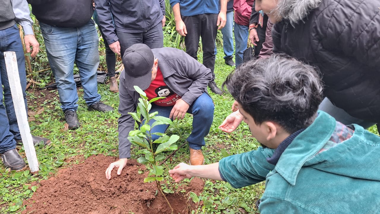 El Embajador de Cuba en Argentina plantó árboles, donó libros y artesanías en el Solar del Che Guevara de Caraguatay imagen-8