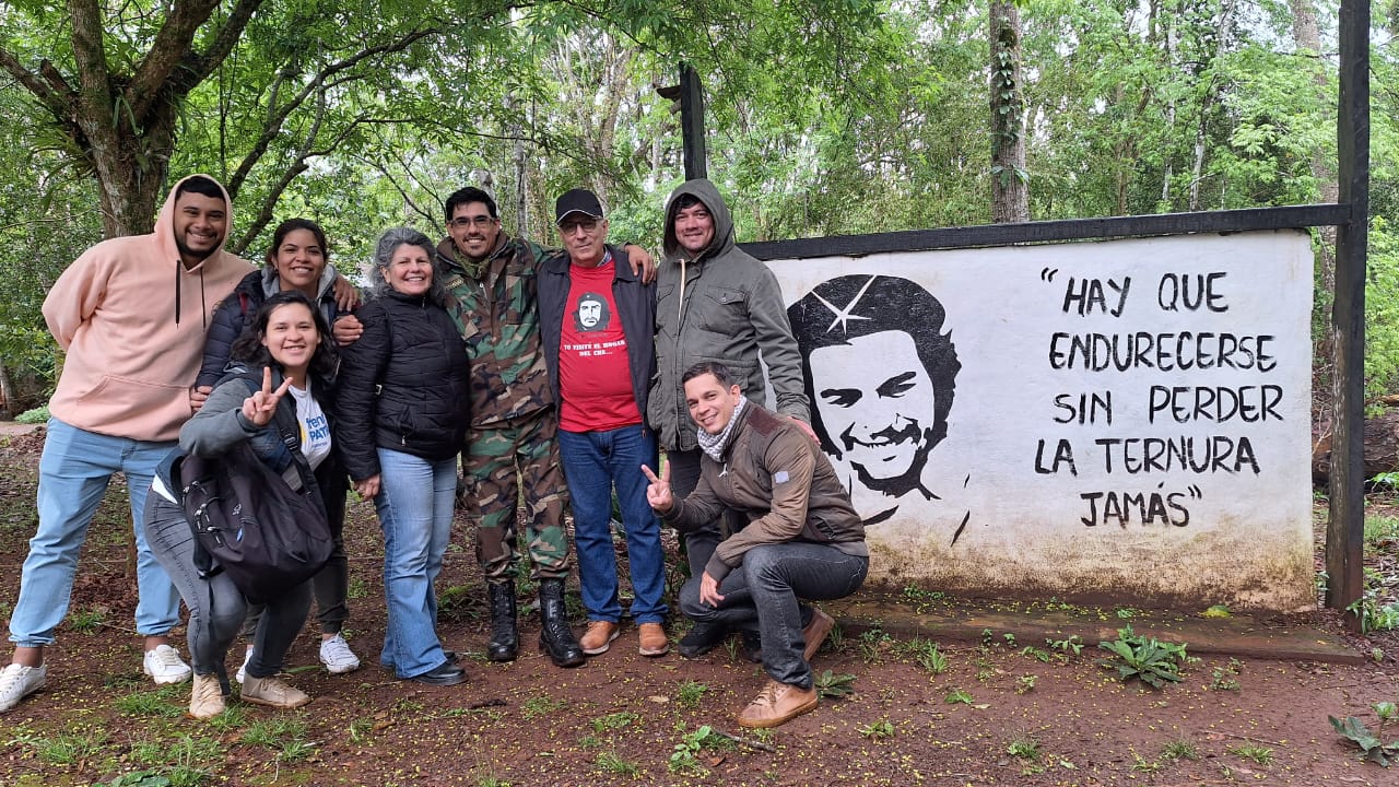 El Embajador de Cuba en Argentina plantó árboles, donó libros y artesanías en el Solar del Che Guevara de Caraguatay imagen-10