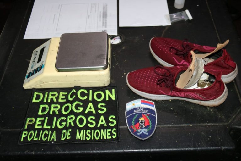 Una mujer escondió droga en su zapatilla e intentó ingresar a una correccional de menores  imagen-14