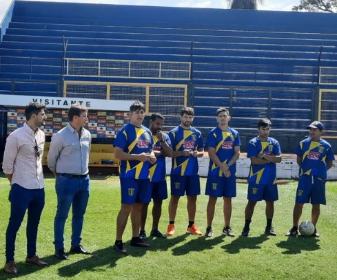 Fútbol: Salinas comenzó su trabajo en Mitre imagen-1