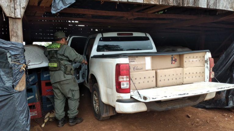 Un vehículo robado evadió un control vial y fue hallado con 10.000 paquetes de cigarrillos ilegales imagen-18