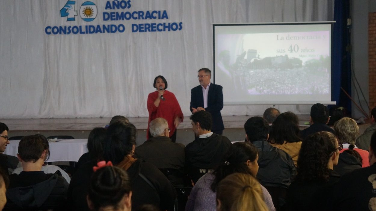 Wanda: Más de un centenar de jóvenes participaron de la charla sobre los 40 años de democracia imagen-1
