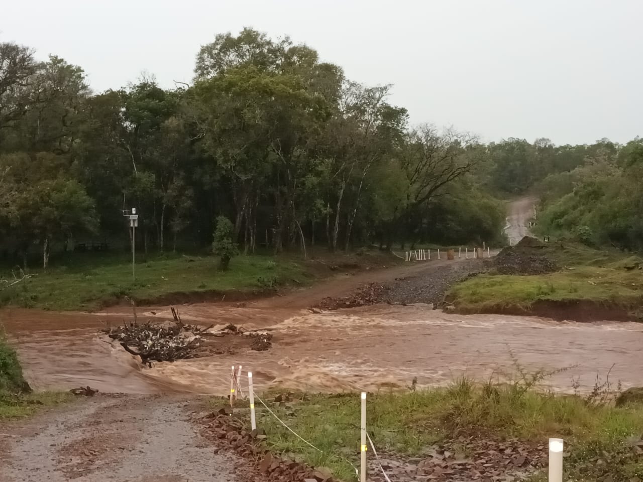 Desbordó el arroyo Yabebiry y se interrumpió el tránsito por el puente provisorio imagen-2