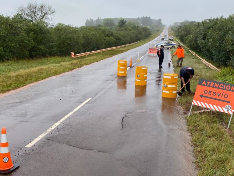 Por desmoronamiento en la Ruta Provincial Nº 1, entre Apóstoles y Azara, trabajan en la reparación de una alcantarilla imagen-34