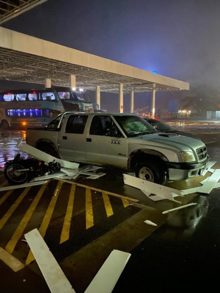 Corrientes: el temporal causó destrozos en una estación de servicio de Virasoro imagen-7