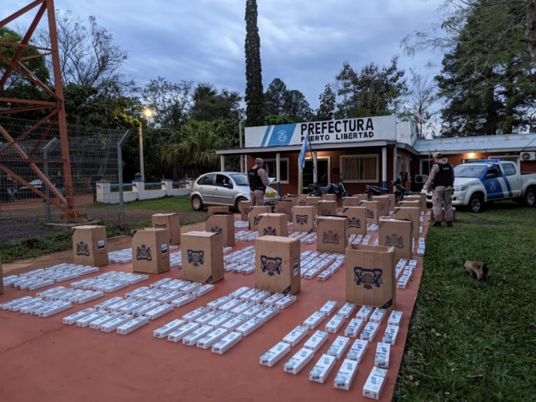 Prefectura incautó 15.500 atados de cigarrillos en Puerto Libertad imagen-33