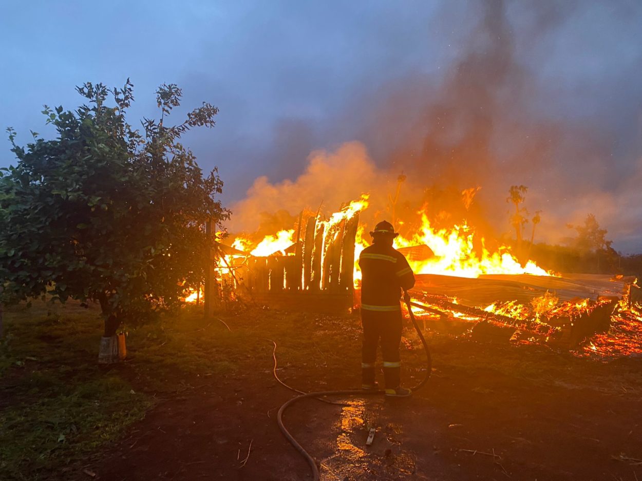 Incendio destruyó una fábrica de Oberá imagen-1