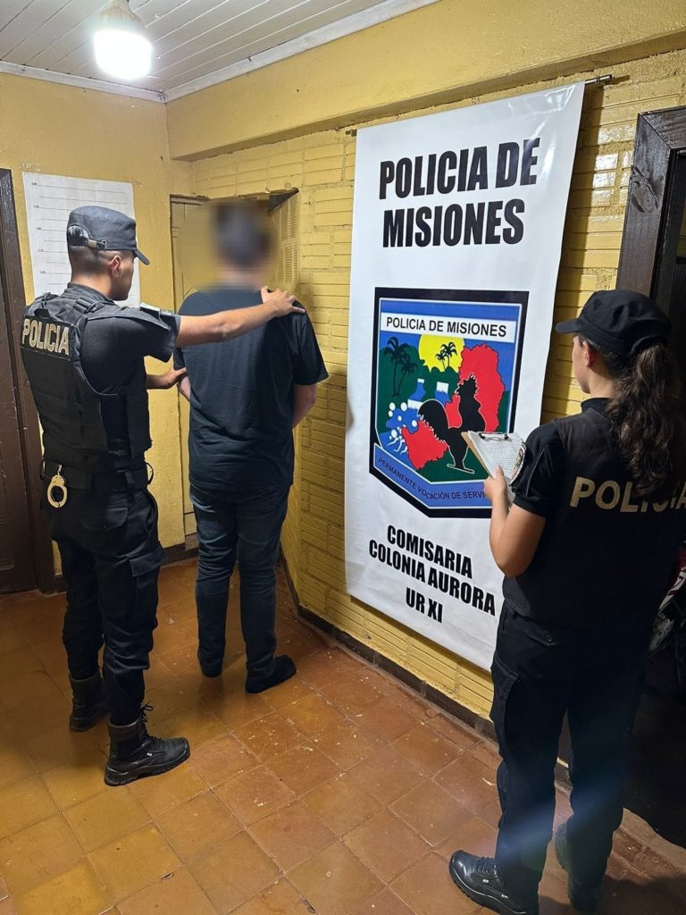 Detuvieron a un hombre que junto a su pareja se subió a la carrocería de un patrullero e insultó a policías imagen-38