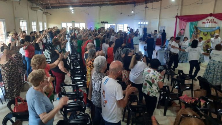 Con alegría y música, más de 300 personas celebraron el Día del Jubilado imagen-47