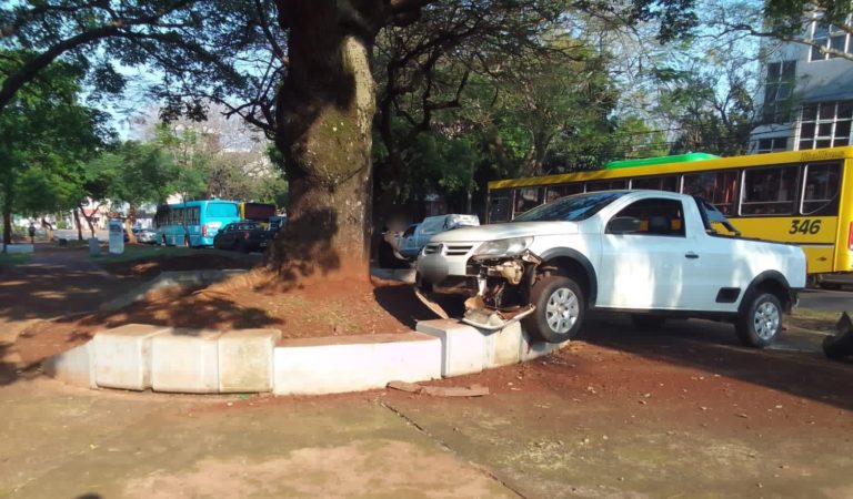 Colisión dejó un vehículo sobre el cantero de un bulevar de la avenida Mitre imagen-50