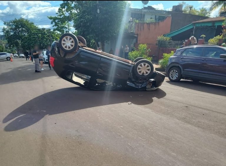 Automovilista resultó lesionada tras impactar contra un vehículo estacionado imagen-46