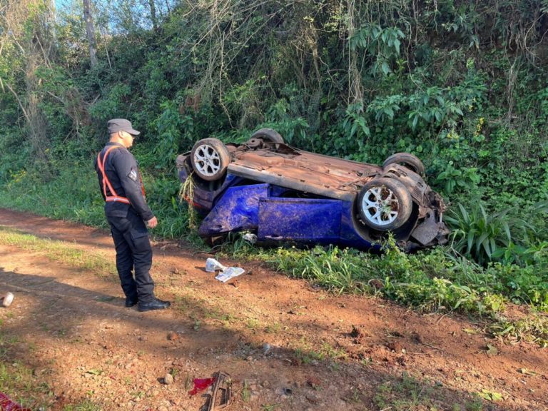 Despiste y vuelco vehicular en la ruta 13, una lesionada imagen-27