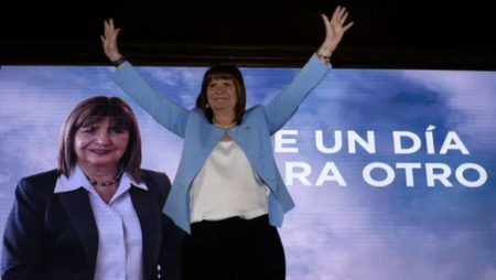 Patricia Bullrich presentó su libro y prometió que si es presidenta "en Argentina no se emite más" imagen-1