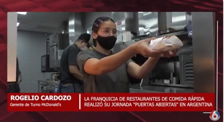 Hamburguesas, así se elaboran: como en otras ciudades, franquicia de comida rápida realizó en Posadas una jornada de "Puertas Abiertas" imagen-44