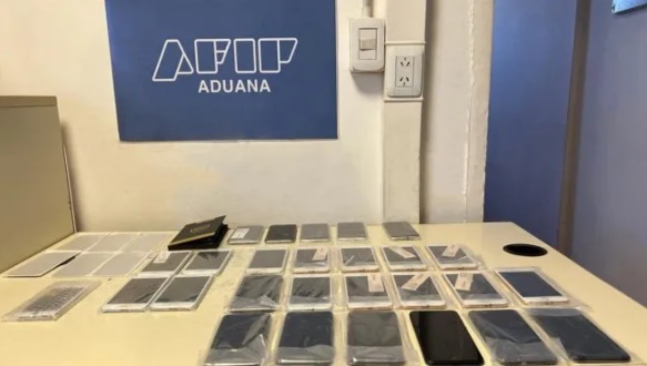 "El Hombre Celular": intentó introducir 26 iPhones al país desde Paraguay a través del puente San Roque González de Santa Cruz imagen-2