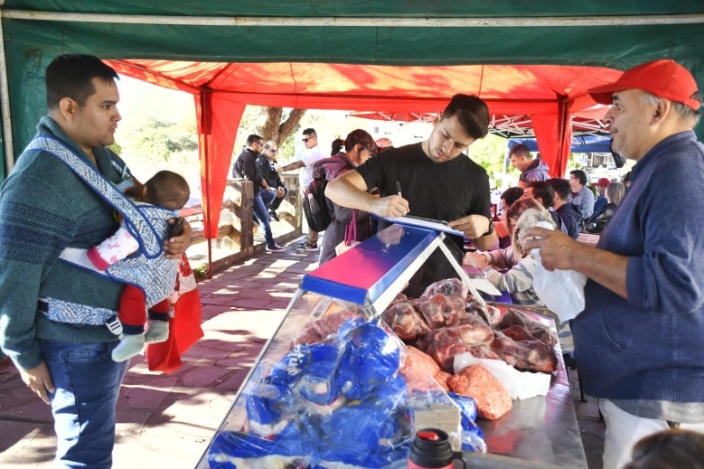 Sábado de Mercadito Solidario con vista al río en Cerro Pelón imagen-1