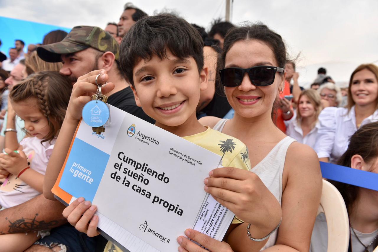 Entregaron 180 viviendas en Itaembé Guazú y firmaron convenio para construir 680 casas más en la provincia imagen-18