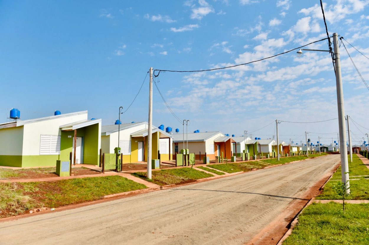 Entregaron 180 viviendas en Itaembé Guazú y firmaron convenio para construir 680 casas más en la provincia imagen-8