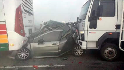 Choque entre micro, automóvil y camión que transportaba yerba dejó dos muertos en el puente Zárate-Brazo Largo imagen-1