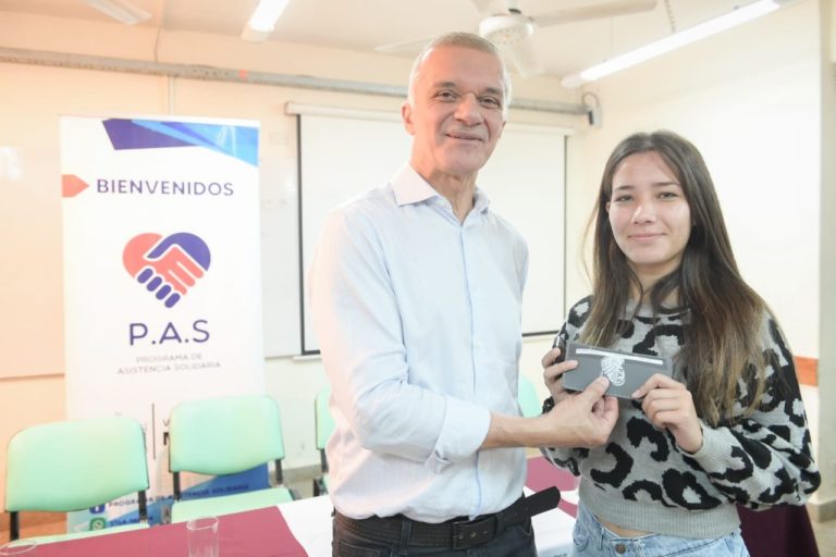 El P.A.S. entregó lentes a estudiantes de la Facultad de Ciencias Exactas imagen-48