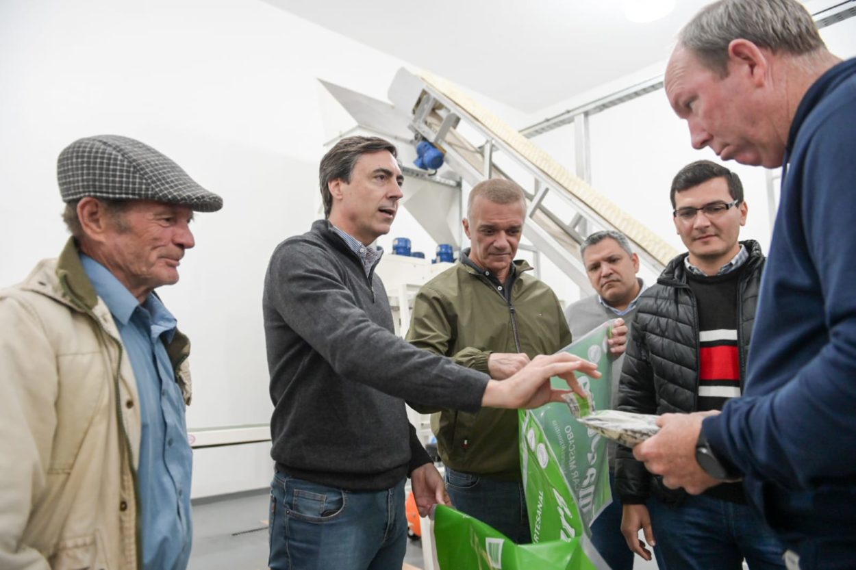 Arce visitó planta azucarera de Mojón Grande y supervisó asistencia a familias de El Soberbio afectadas por la crecida del río Uruguay imagen-2