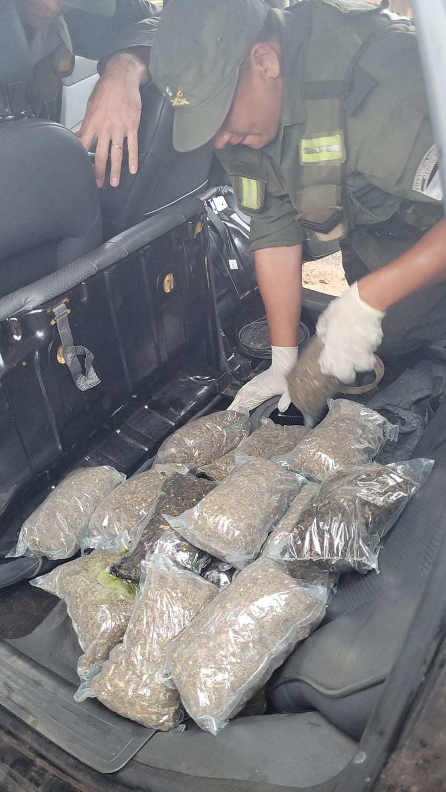 Llevaba hacia Buenos Aires 11 kilos de marihuana ocultos en la rueda y el tanque de combustible de su vehículo imagen-2