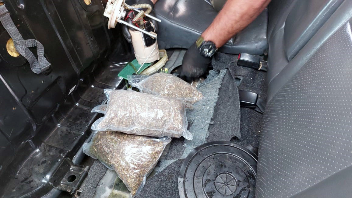 Llevaba hacia Buenos Aires 11 kilos de marihuana ocultos en la rueda y el tanque de combustible de su vehículo imagen-10