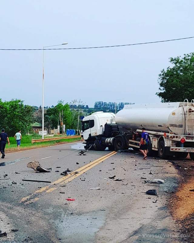 Corrientes: siniestro vial en el acceso sur a Virasoro deja dos fallecidos y tres heridos imagen-4