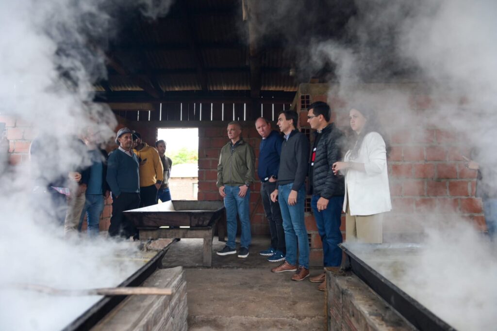 Arce visitó planta azucarera de Mojón Grande y supervisó asistencia a familias de El Soberbio afectadas por la crecida del río Uruguay imagen-4