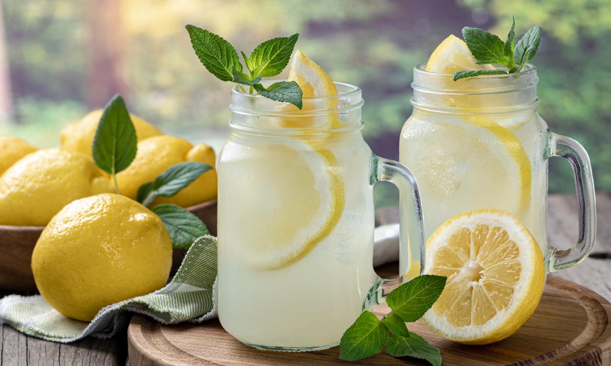 Para mejorar la digestión y eliminar cálculos renales recomiendan el agua con limón imagen-1