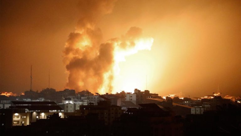 Israel bombardea Gaza e intercambia disparos con Hezbollah en la frontera del Líbano imagen-30