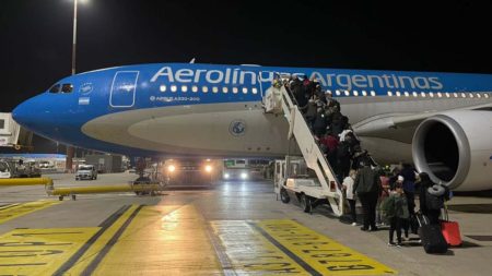 Llegó al país el vuelo de Aerolíneas Argentinas con los primeros repatriados de Israel imagen-5